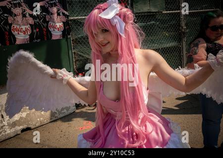 Cosplay-Fans außerhalb der Anime NYC Show im Jacob Javits Convention Center in New York am Sonntag, den 25. August 2024. (© Richard B. Levine) Stockfoto