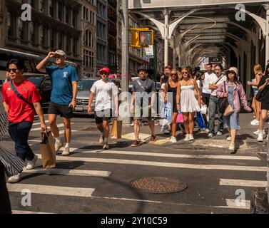 Horden von Käufern in Soho in New York am Samstag, den 24. August 2024. (© Richard B. Levine) Stockfoto