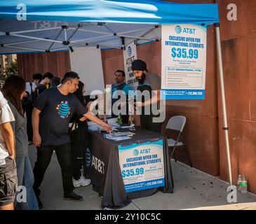 Unternehmen, einschließlich AT&T, werben am Dienstag, 27. August 2024 Studenten außerhalb der New York University in Greenwich Village in New York an. (© Richard B. Levine) Stockfoto