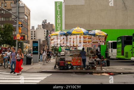 Hot Dog-Händler in Midtown Manhattan in New York am Samstag, den 31. August 2024. © Richard B. Levine) Stockfoto