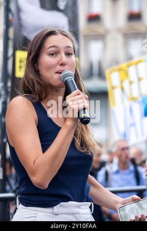 Paris, Frankreich. September 2024. Der französische Umweltaktivist Camille Etienne während einer Demonstration zur Unterstützung der NGO Sea Shepherd, des kanadischen Gründers Paul Watson, am 4. September 2024 in Paris. Der US-Kanadier Paul Watson, 73 Jahre alt, wurde am 21. Juli 2024 in Grönland verhaftet. Am 4. September 2024 war eine Gerichtsverhandlung über seine weitere Inhaftierung fällig. Foto: Alexis Jumeau/ABACAPRESS. COM Credit: Abaca Press/Alamy Live News Stockfoto