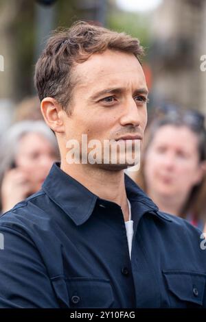 Paris, Frankreich. September 2024. Der französische Journalist Hugo Clement während einer Demonstration zur Unterstützung der NGO Sea Shepherd, des kanadischen Gründers Paul Watson, am 4. September 2024 in Paris. Der US-Kanadier Paul Watson, 73 Jahre alt, wurde am 21. Juli 2024 in Grönland verhaftet. Am 4. September 2024 war eine Gerichtsverhandlung über seine weitere Inhaftierung fällig. Foto: Alexis Jumeau/ABACAPRESS. COM Credit: Abaca Press/Alamy Live News Stockfoto