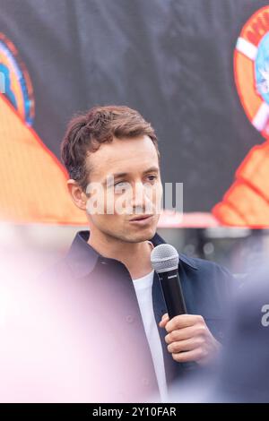 Paris, Frankreich. September 2024. Der französische Journalist Hugo Clement während einer Demonstration zur Unterstützung der NGO Sea Shepherd, des kanadischen Gründers Paul Watson, am 4. September 2024 in Paris. Der US-Kanadier Paul Watson, 73 Jahre alt, wurde am 21. Juli 2024 in Grönland verhaftet. Am 4. September 2024 war eine Gerichtsverhandlung über seine weitere Inhaftierung fällig. Foto: Alexis Jumeau/ABACAPRESS. COM Credit: Abaca Press/Alamy Live News Stockfoto