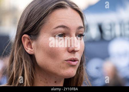 Paris, Frankreich. September 2024. Der französische Umweltaktivist Camille Etienne während einer Demonstration zur Unterstützung der NGO Sea Shepherd, des kanadischen Gründers Paul Watson, am 4. September 2024 in Paris. Der US-Kanadier Paul Watson, 73 Jahre alt, wurde am 21. Juli 2024 in Grönland verhaftet. Am 4. September 2024 war eine Gerichtsverhandlung über seine weitere Inhaftierung fällig. Foto: Alexis Jumeau/ABACAPRESS. COM Credit: Abaca Press/Alamy Live News Stockfoto