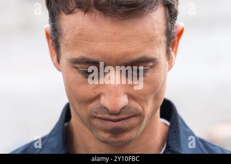 Paris, Frankreich. September 2024. Der französische Journalist Hugo Clement während einer Demonstration zur Unterstützung der NGO Sea Shepherd, des kanadischen Gründers Paul Watson, am 4. September 2024 in Paris. Der US-Kanadier Paul Watson, 73 Jahre alt, wurde am 21. Juli 2024 in Grönland verhaftet. Am 4. September 2024 war eine Gerichtsverhandlung über seine weitere Inhaftierung fällig. Foto: Alexis Jumeau/ABACAPRESS. COM Credit: Abaca Press/Alamy Live News Stockfoto