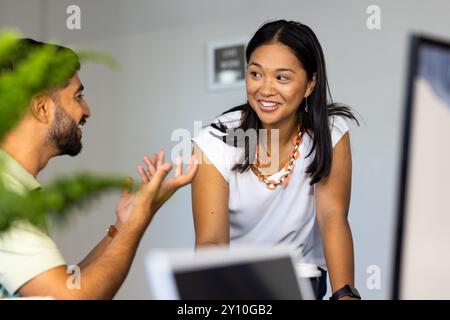 Zusammenarbeit in modernen Büros, Besprechung von Projektdetails durch Kollegen Stockfoto