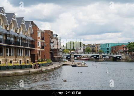 Blick entlang der Themse in Richtung Windsor Bridge, die Eton und Windsor Berkshire England, Großbritannien verbindet Stockfoto