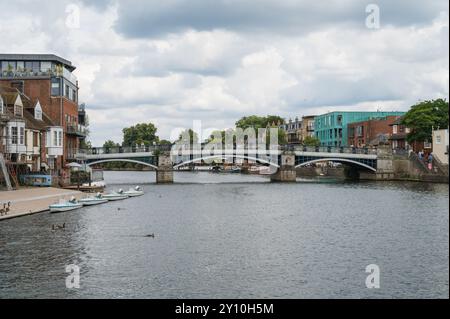 Blick entlang der Themse in Richtung Windsor Bridge, die Eton und Windsor Berkshire England, Großbritannien verbindet Stockfoto