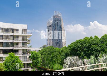 Singapur - 13. Juni 2024: Keppel Bay ist ein luxuriöser Wohnkomplex am Wasser. Dieser luxuriöse Wohnkomplex am Wasser hat viele Design- und Designelemente erhalten Stockfoto