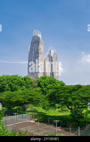 Singapur - 13. Juni 2024: Keppel Bay ist ein luxuriöser Wohnkomplex am Wasser. Dieser luxuriöse Wohnkomplex am Wasser hat viele Design- und Designelemente erhalten Stockfoto