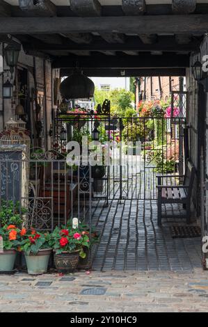 Eingang zum Turks Head Court, einer schmalen Gasse mit hübschen Hütten, wie von der High Street Eton Buckinghamshire England, Großbritannien, gesehen Stockfoto