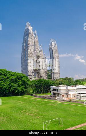 Singapur - 13. Juni 2024: Keppel Bay ist ein luxuriöser Wohnkomplex am Wasser. Dieser luxuriöse Wohnkomplex am Wasser hat viele Design- und Designelemente erhalten Stockfoto