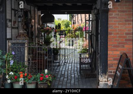 Eingang zum Turks Head Court, einer schmalen Gasse mit hübschen Hütten, wie von der High Street Eton Buckinghamshire England, Großbritannien, gesehen Stockfoto