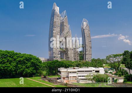 Singapur - 13. Juni 2024: Keppel Bay ist ein luxuriöser Wohnkomplex am Wasser. Dieser luxuriöse Wohnkomplex am Wasser hat viele Design- und Designelemente erhalten Stockfoto