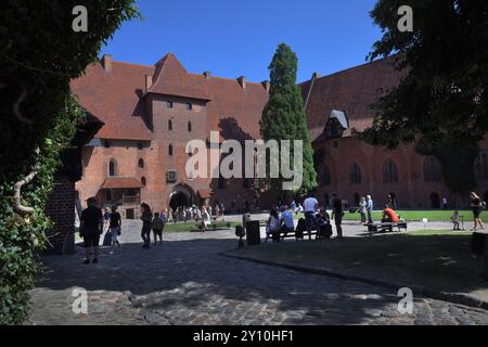 Polen, Marienburg, 28.08.2024 die Marienburg ist eine im 13. Jahrhundert erbaute mittelalterliche Ordensburg des Deutschen Ordens an der Nogat, einem Muendungsarm der Weichsel. Sie liegt am Rande der Stadt Marienburg polnisch Malbork im Weichseldelta. Foto: Innenhof der Burg Stadt Bamberg *** Polen, Marienburg, 28 08 2024 die Burg Marienburg ist eine mittelalterliche Burg des Deutschen Ordens, die im 13. Jahrhundert an der Nogat, einer Mündung der Weichsel, erbaut wurde. Es liegt am Stadtrand von Marienburg, polnischer Malbork, im Weichseldelta. Stockfoto