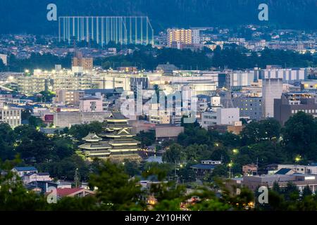 Matsumoto, Japans Innenstadt mit dem Schloss in der Abenddämmerung. Stockfoto