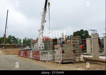 Ascot, Berkshire, Großbritannien. September 2024. Taylor Wimpey baut neue Wohnungen und Häuser mit 2, 3 und 4 Schlafzimmern auf dem Gelände des ehemaligen NHS Heatherwood Hospital in Ascot, Berkshire, in der Nähe der Ascot Racecourse. Die Show-Häuser sind nun geöffnet und neue Besitzer werden voraussichtlich später im Jahr 2024 einziehen. Ein neues, hochmodernes Heatherwood Hospital wurde in der Nähe gebaut, um das abgerissene Krankenhaus zu ersetzen. Kredit: Maureen McLean/Alamy Stockfoto