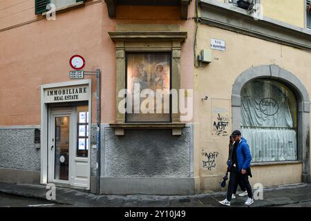 Votivschrein der Madonna und des Kindes mit dem Heiligen Augustinus, Tobiolo und dem Erzengel Raphael an einer Straßenecke in Oltrarno, Florenz, IT Stockfoto