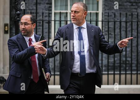 London, Großbritannien. September 2024. Botschafter von Palästina im Vereinigten Königreich, Husam S. Zomlot (rechts), und Kollege, Ausfahrt 10 Downing Street in Westminster, heute Nachmittag nach Meetongs. Quelle: Imageplotter/Alamy Live News Stockfoto