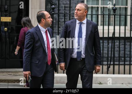 London, Großbritannien. September 2024. Botschafter von Palästina im Vereinigten Königreich, Husam S. Zomlot (rechts), und Kollege, Ausfahrt 10 Downing Street in Westminster, heute Nachmittag nach Meetongs. Quelle: Imageplotter/Alamy Live News Stockfoto