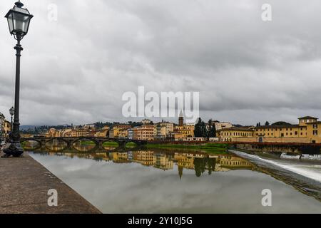 Blick auf den Fluss Arno mit der Brücke Ponte alla Carraia und das Viertel Santo Spirito in Oltrarno an einem bewölkten Tag, Florenz, Toskana, IT Stockfoto