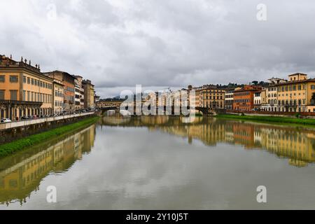 Stadtbild vom Fluss Arno mit der Ponte Santa Trinita und der Ponte Vecchio im Hintergrund an einem bewölkten Frühlingstag, Florenz, Toskana, Italien Stockfoto