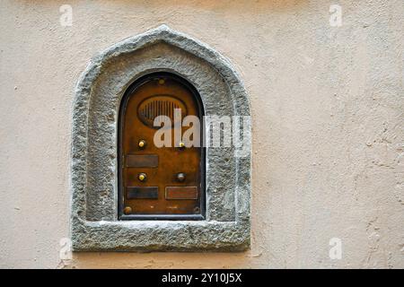 Weinfenster (Buchetta del vino), in der Vergangenheit für den Verkauf von Wein direkt auf der Straße von den Kellern der Adelspaläste, Florenz, ES verwendet Stockfoto