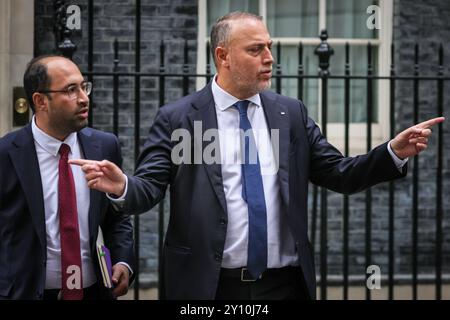 London, Großbritannien. September 2024. Botschafter von Palästina im Vereinigten Königreich, Husam S. Zomlot (rechts), und Kollege, Ausfahrt 10 Downing Street in Westminster, heute Nachmittag nach Meetongs. Quelle: Imageplotter/Alamy Live News Stockfoto