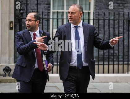 London, Großbritannien. September 2024. Botschafter von Palästina im Vereinigten Königreich, Husam S. Zomlot (rechts), und Kollege, Ausfahrt 10 Downing Street in Westminster, heute Nachmittag nach Meetongs. Quelle: Imageplotter/Alamy Live News Stockfoto