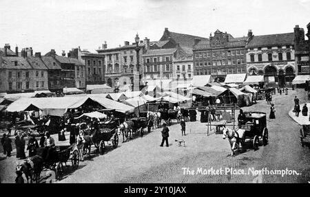 Der Marktplatz (Market Square), Northampton mit Pferdewagen, überdachten Ständen und Gebäuden im Hintergrund. Aus einer Serie von Fotografien zum Jubiläum der Northampton Co-operative Society Ltd (1870-1920). Die Co-operative Society war eine britische Verbrauchergenossenschaft und ist heute als The Co-operative Group Ltd. Bekannt. Im 19. Und 20. Jahrhundert wurden die Genossenschaften auf regionaler Basis betrieben. Stockfoto