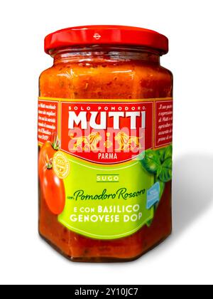 Italien - 4. September 2024: Tomaten- und Basilikumsauce der Marke Mutti in einem Glas isoliert auf weißem Glas, Schnittpfad inbegriffen. Mutti ist ein historisches und großes c Stockfoto