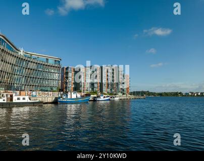 Apartments mit Blick auf das Wasser im Zentrum von Rostock, Deutschland Stockfoto