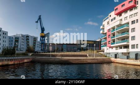 Apartments mit Blick auf das Wasser im Zentrum von Rostock, Deutschland Stockfoto