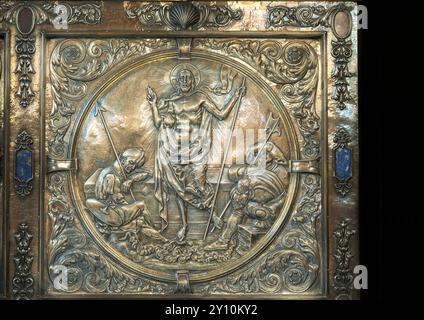 Messingstich von Jesus Christus, der von den Toten aufersteht, auf dem Altar in der christlichen Kapelle am Balliol College, University of Oxford, England. Stockfoto