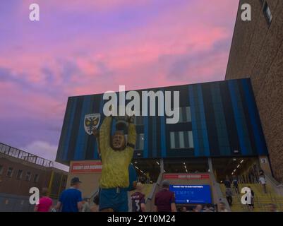 Eine Statue der ehemaligen AFC Wimbledon-Spieler Dave Beasant und Roy Law vor dem Cherry Red Records Stadium in Wimbledon, London, Großbritannien Stockfoto