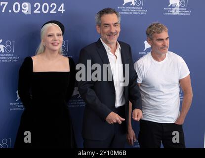 Venedig, Italien. September 2024. VENEDIG, ITALIEN. 4. September 2024: Lady Gaga, Todd Phillips & Joaquin Phoenix beim Fotoaufruf für „Joker: Folie a Deux“ beim 81. Internationalen Filmfestival von Venedig. Foto: Kristina Afanasyeva/Featureflash Credit: Paul Smith/Alamy Live News Stockfoto