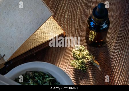 Cannabis Bud mit brauner Tropfflasche aus Glas Stockfoto