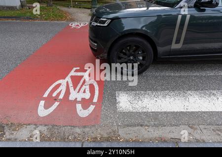 Brüssel, Belgien September 2024. Ein Radweg und ein Geländewagen, am Mittwoch, den 4. September 2024 in Brüssel. BELGA FOTO NICOLAS MAETERLINCK Credit: Belga News Agency/Alamy Live News Stockfoto