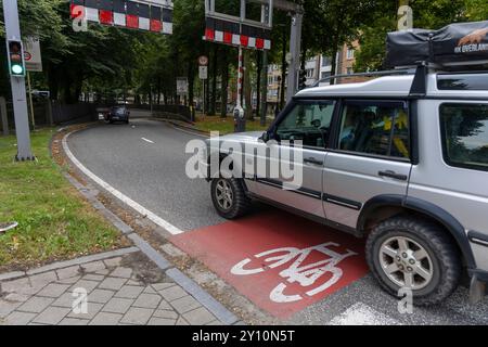 Brüssel, Belgien September 2024. Ein Radweg und ein Geländewagen, am Mittwoch, den 4. September 2024 in Brüssel. BELGA FOTO NICOLAS MAETERLINCK Credit: Belga News Agency/Alamy Live News Stockfoto