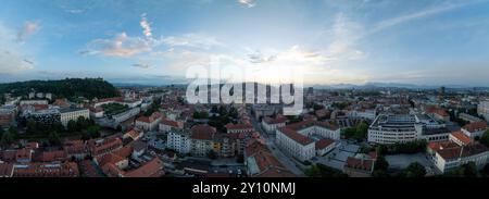 Blick auf die Burg Ljubljana in Slowenien, Türme, Bastionen, das historische Stadtzentrum von Ljubljana aus der Luft Stockfoto