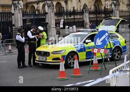 LONDON, GROSSBRITANNIEN. September 2024. Die Polizei patrouilliert die Straße nach einem Unfall in Westminster in der Nähe des britischen Parlaments, als ein Lastwagen einen Radfahrer traf. Ein Nothubschrauberdienst landete am Parliament Square in London, Großbritannien. (Quelle: Siehe Li/Picture Capital/Alamy Live News Stockfoto