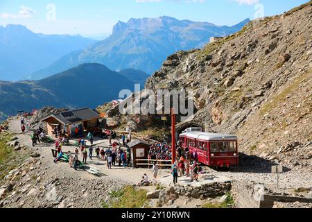 1907 begann in Frankreich der Bau einer Zahnradbahn zum höchsten Berg der Alpen. Der erste Weltkrieg stoppte den weiteren Bau der Strecke in 2372 m Höhe und bis heute endet die Tramway du Mont-Blanc weit unterhalb des Gipfels im Niemandsland der felsigen Bergwelt. Stockfoto