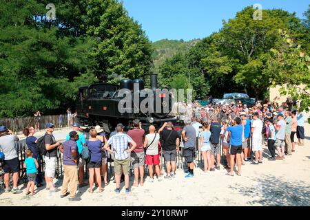 Der Train de l’Ardeche (sur la ligne du Chemin de Fer du Vivarais) ist eine Museumsbahn im französischen Departement Ardeche Stockfoto