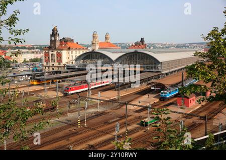 Der größte Personenbahnhof in der Tschechischen Republik und der wichtigste Prager Bahnhof ist der Prager Hauptbahnhof oder Praha hlavn' nadraz'. Das historische Gebäude und die Halle über den Gleisen gehören zu den größten Jugendstildenkmälern in Tschechien. Stockfoto