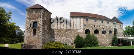 Panoramablick auf den Pipers' Tower und den Bogenschützenturm mit Schlosstor in der Burg Ljubljana mit moderner Brücke in Slowenien Stockfoto