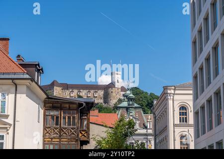 Blick auf den Wachturm der Burg Ljubljana aus der Innenstadt Stockfoto