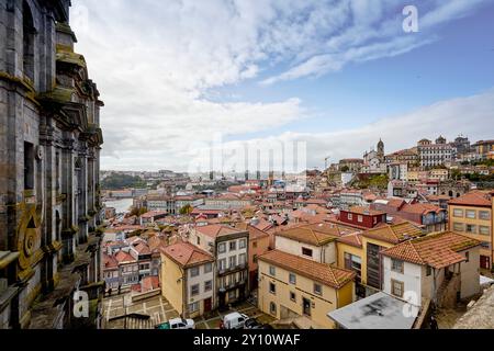 Über den Dächern der Altstadt von Porto, mit der Fassade der Igreja de Sao Lourenco Stockfoto