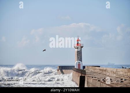 Farolim de Felgueiras Leuchtturm mit Brandung, der Rio Douro mündet in den Atlantik bei Foz de Douro Stockfoto