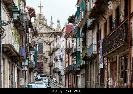 Das ehemalige jüdische Viertel Sao Pedro de Miragaia in der Stadt Porto mit seinen ursprünglichen und malerischen Gassen, Hausfassaden und typischen Balkonen Stockfoto