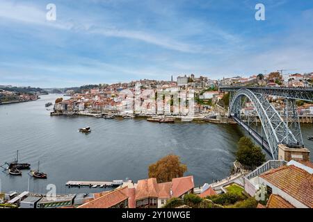 Die Fachwerkbogenbrücke Ponte Dom Luis I über den Douro verbindet Porto mit Vila Nova de Gaia, das Wahrzeichen von Porto wurde 1875 von einem Schüler von Gustave Eiffel erbaut Stockfoto